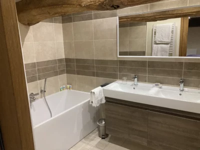 Salle de bain de la chambre double