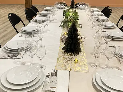 Mise à disposition de la vaisselle, des tables, des chaises.