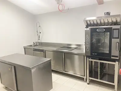 Mise à disposition d'une cuisine inox avec lave-vaisselle, four, frigo/congélateur.