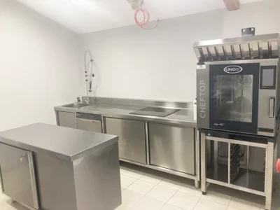 Cuisine inox avec lave-vaisselle, four, frigo/congélateur