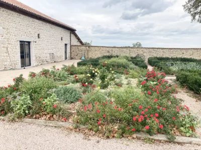 A proximité parc et jardin fleuris